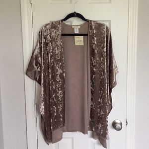 NEW WITH TAGS Olivia Rae crushed velvet kimono